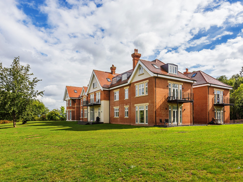 2 Bed Apartment To Rent in Horley